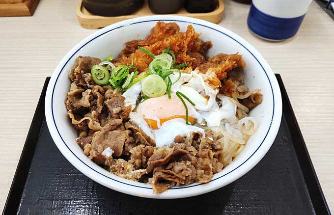 牛すき焼きとチキンカツの合い盛り（かつや）