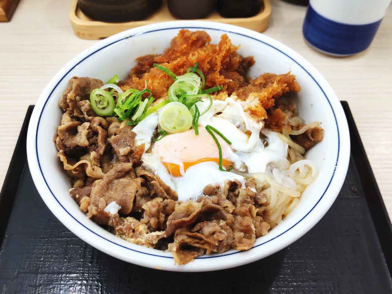 牛すき焼きとチキンカツの合い盛り