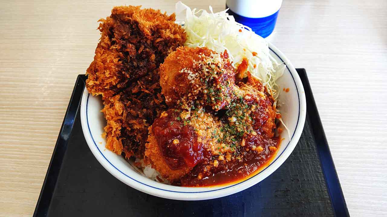 鶏だんごとチキンカツの合い盛り丼