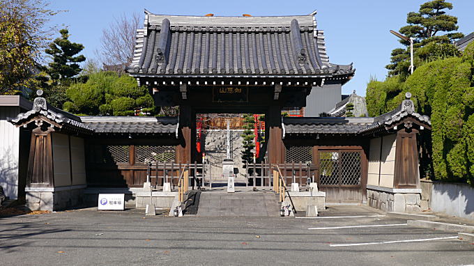 宝珠院の山門