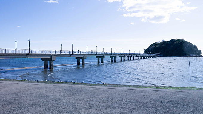 蒲郡市の三河湾に浮かぶ竹島