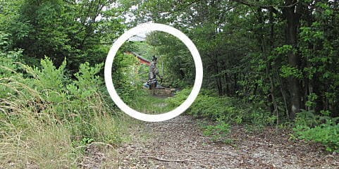 広場に入り左側