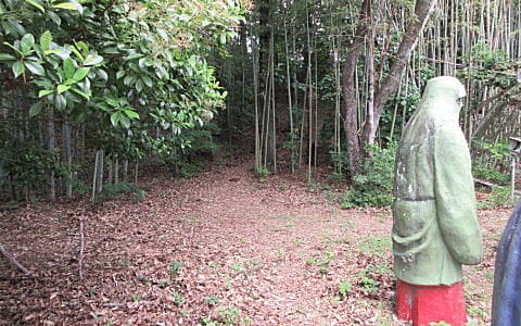 鈴虫松虫の剃髪得度の裏手に斜面