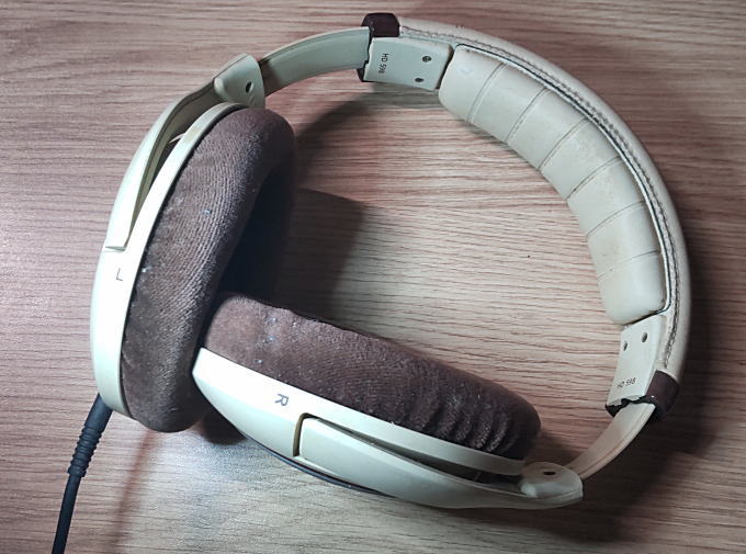 ゼンハイザーの オープン型ヘッドホン HD598